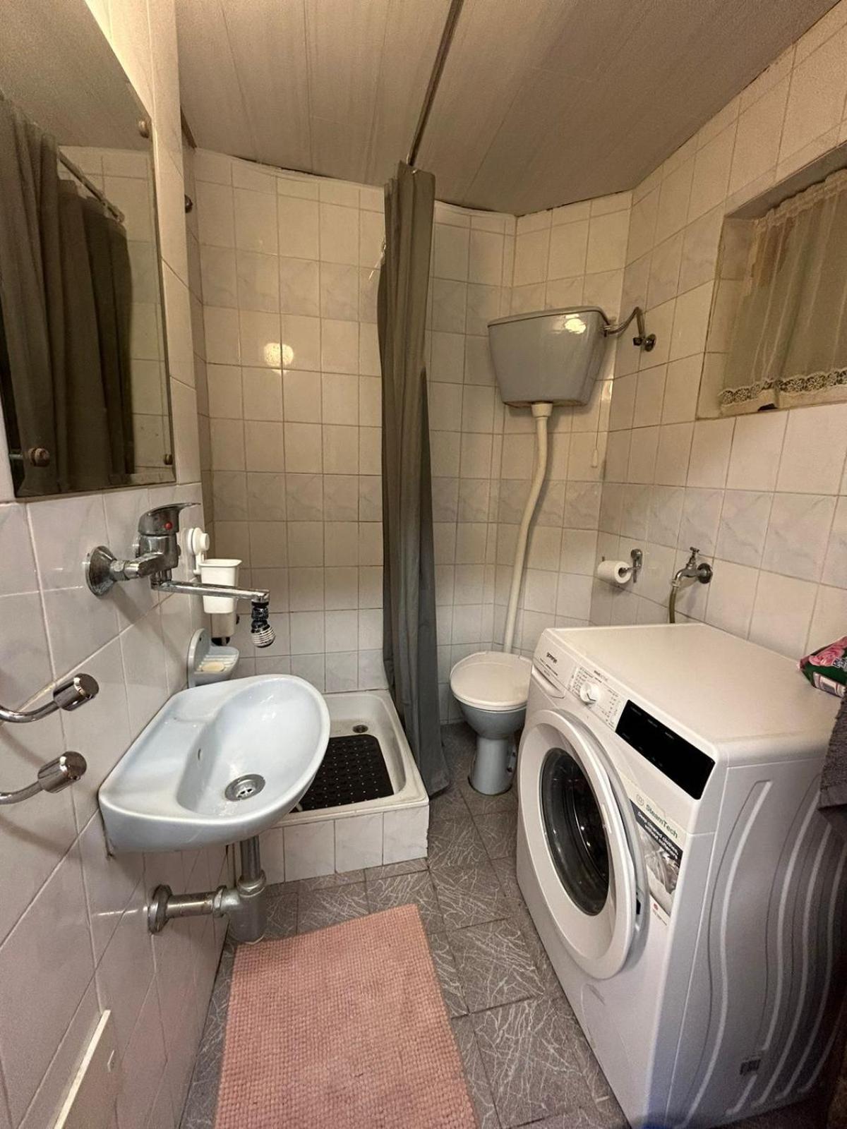 Private Apartament With Shared Bathroom Beograd Bagian luar foto